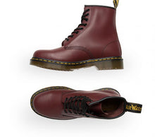 Carica l&#39;immagine nel visualizzatore di Gallery, DR MARTENS | 1460Z DMC 8-EYE BOOT | CHERRY SMOOTH
