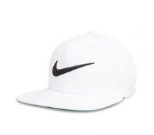 Carica l&#39;immagine nel visualizzatore di Gallery, NIKE | SWOOSH PRO FLAT PEAK CAP
