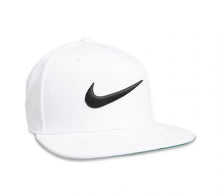 Carica l&#39;immagine nel visualizzatore di Gallery, NIKE | SWOOSH PRO FLAT PEAK CAP
